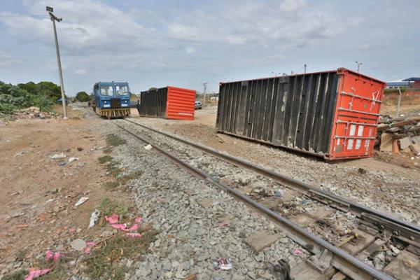 Vagões de trem da Transnordestina descarrilam e tombam em Teresina.(Imagem:Francinaldopublicidades)