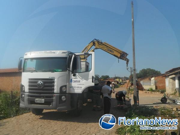 Caminhão bate em fiação elétrica e derruba postes em Floriano.(Imagem:FlorianoNews)