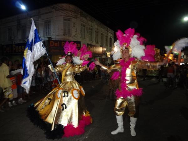 Desfiles de escolas de samba alegram a Av. Getúlio Vargas. (Imagem:FlorianoNews)