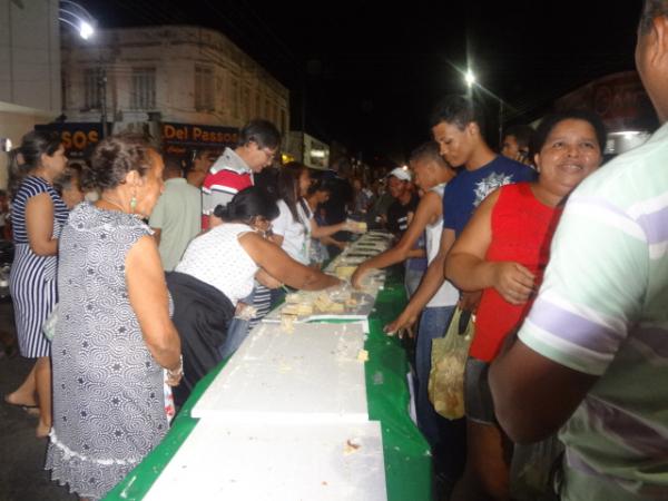 Com bolo de 116 metros, população comemorou aniversário de Floriano.(Imagem:FlorianoNews)