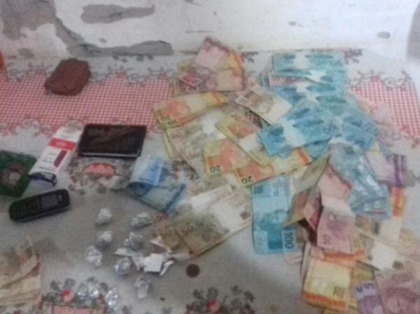Foram apreendidos crack, maconha e mais de R$ 10 mil.(Imagem:Divulgação/Polícia Civil)