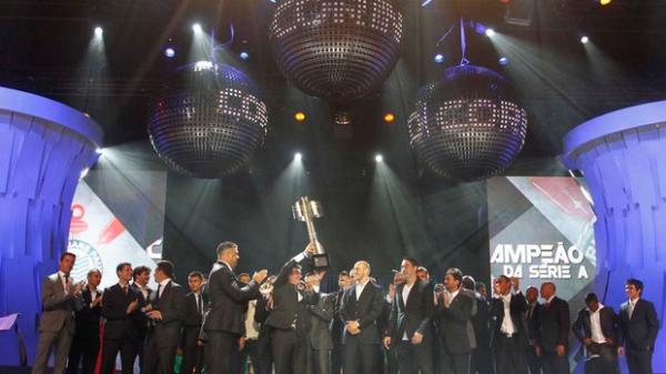 Sob aplausos de Ronaldo, corintianos erguem o troféu do Brasileiro.(Imagem:Gustavo Tilio / Globoesporte.com)