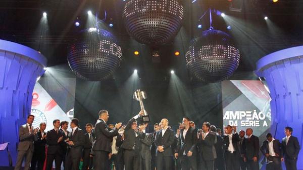 Sob aplausos de Ronaldo, corintianos erguem o troféu do Brasileiro.(Imagem:Gustavo Tilio / Globoesporte.com)