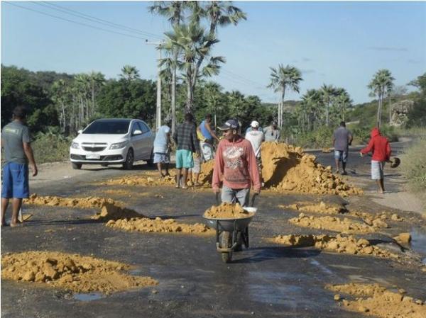 Moradores realizaram os serviços por conta própria.(Imagem:Otávio Veloso/ Noticiei.com)