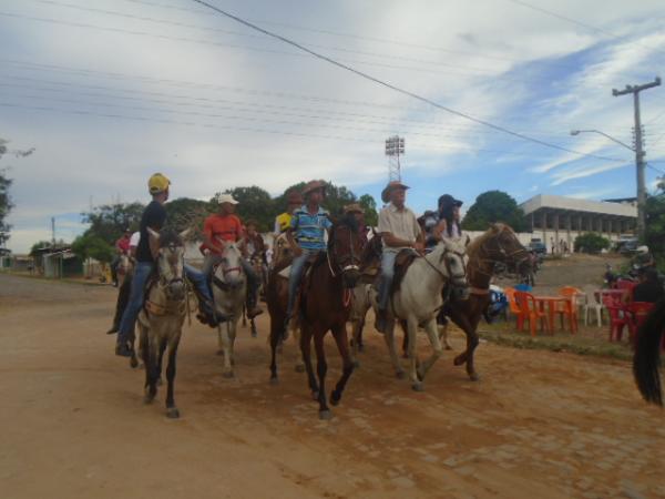 Tradicional cavalgada reúne cavaleiros e amazonas em Floriano.(Imagem:FlorianoNews)