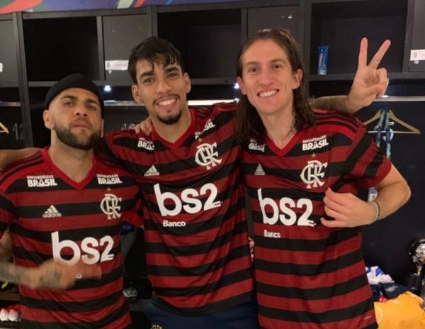 Lucas Paquetá posta foto ao lado de Filipe Luís e Daniel Alves.(Imagem:Reprodução)