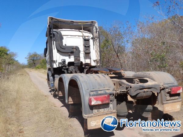 Carreta foi tomada de assalto e teve 36 pneus roubados na localidade Salobro.(Imagem:FlorianoNews)