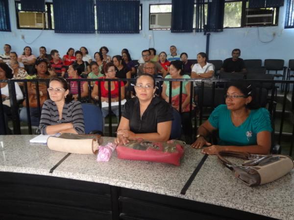 SINTE/Flo se re&uacute;ne em assembl&eacute;ia e adere &agrave; greve. (Imagem:FlorianoNews)