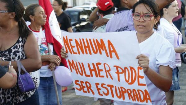 Manifestantes exibem cartazes em ato contra a cultura do estupro em Teresina.(Imagem: Thiago Amaral/ Arquivo Cidadeverde.com)