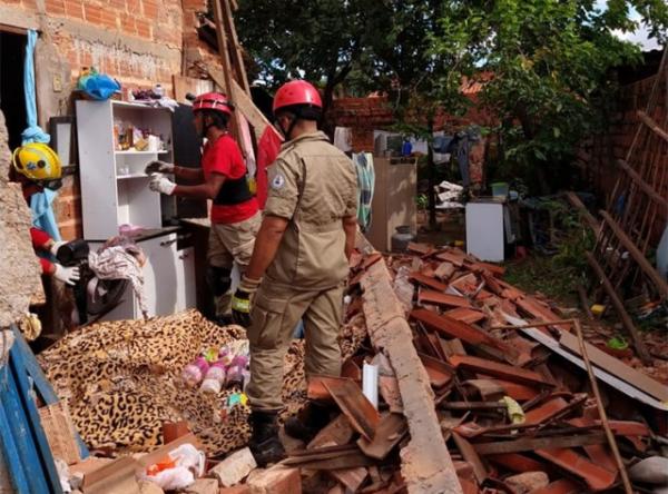 Casa desaba e deixa família desabrigada no Parque Wall Ferraz.(Imagem:CidadeVerde.com)