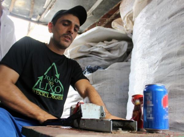 Nas ruas, João do Lixo cata latinhas de cerveja e refrigerante e garrafas pet.(Imagem:Fernando Brito/G1)