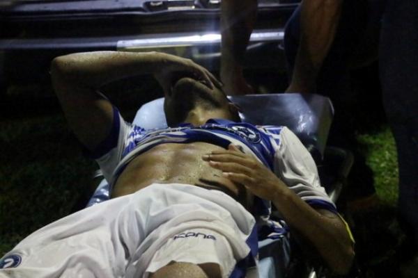 Doda foi retirado do Lindolfo Monteiro de ambulância, reclamando de muitas dores.(Imagem:Wenner Tito)