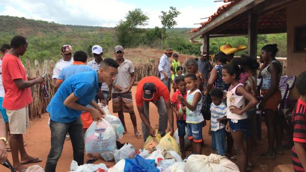 Projeto Amarelinho realiza doação de roupas e alimentos a moradores da zona rural de Floriano(Imagem:FlorianoNews)