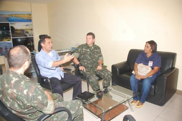 Prefeito Gilberto Júnior recebe representantes da Junta Militar em seu gabinete.(Imagem:Waldemir Miranda)