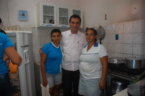 Prefeito Gilberto Júnior acompanha reforma das escolas do campo.(Imagem:Waldemir Miranda)