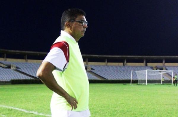 Flávio Araújo observa time na final.(Imagem:Abdias Bideh/Globoesporte.com)