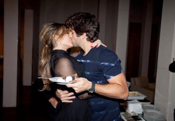 Claudia Leitte beija o marido, Márcio Pedreira.(Imagem:Divulgação)