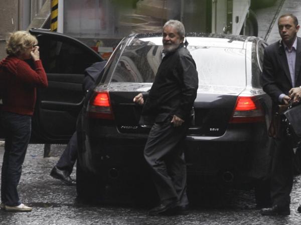 O ex-presidente Luiz Inácio Lula da Silva ao chegar no Hospital Sírio-Libanês nesta segunda.(Imagem: Nelson Antoine / Agência Estado)