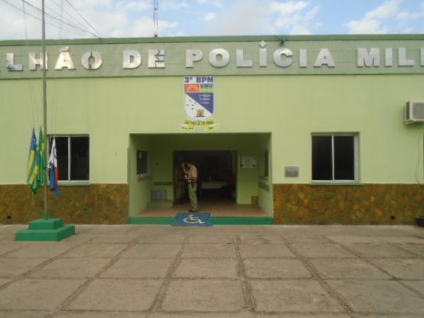 Adolescentes praticam assalto a transeunte no centro de Floriano.(Imagem:FlorianoNews)