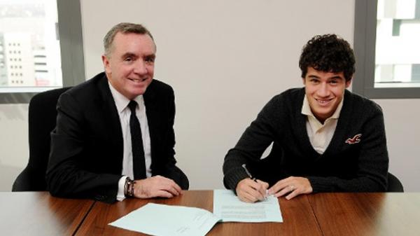 Philippe Coutinho assinou o acordo com o Liverpool.(Imagem:Divulgação/Site Oficial Liverpool)