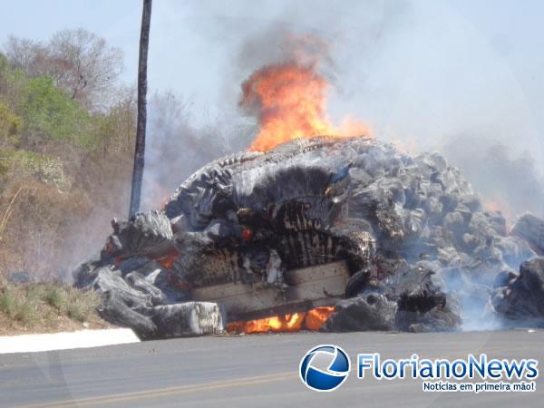 Carga de algodão pega fogo em cima de caminhão em Floriano(Imagem:FlorianoNews)