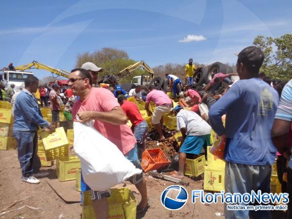  Caminhão tomba e carga é saqueada em Floriano.(Imagem:FlorianoNews)