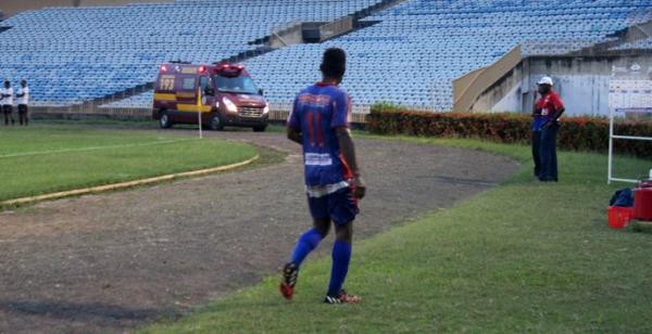 Fabiano acaba expulso da partida após receber segundo amarelo.(Imagem:Abdias Bideh/GloboEsporte.com)