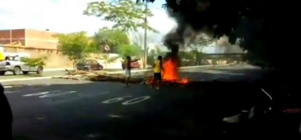 Lavadores de carro bloqueiam avenida de Teresina e protestam por falta de energia(Imagem:Reprodução/TV Jornal Meio Norte)