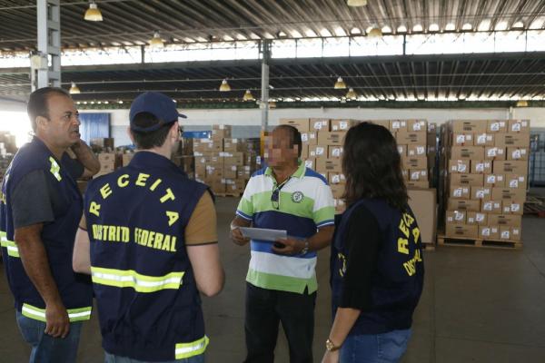 Auditor fiscal da Receita do DF durante operação em transportadora.(Imagem:Dênio Simões/Agência Brasília)