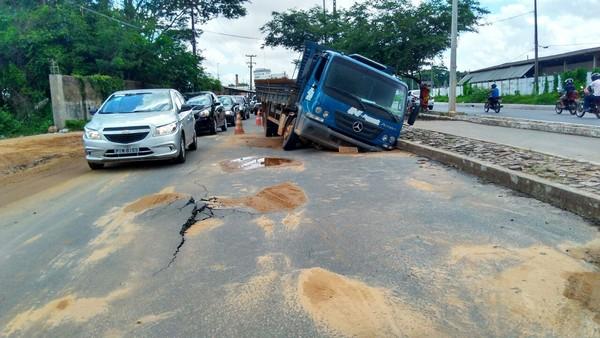 Buraco quase engole caminhão após parte de rua ceder em Teresina.(Imagem:Gilcilene Araújo/G1)