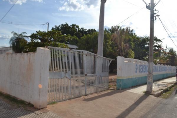 Portão de entrada do prédio está quedrado.(Imagem:José Maria Barros/GP1)