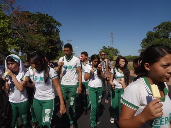 Estudantes florianenses participaram de caminhada da AFES.(Imagem:FlorianoNews)