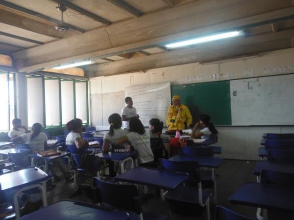 Repórter Amarelinho divulga Festival Estudantil em escolas da rede municipal.(Imagem:FlorianoNews)