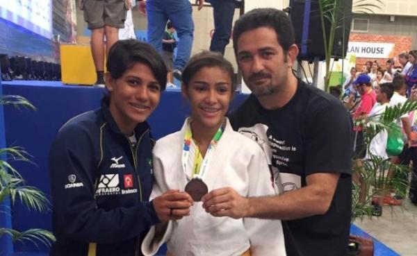 Michelly Marinho comemora medalha com o técnico Expedito Falcão.(Imagem:Arquivo Pessoal)