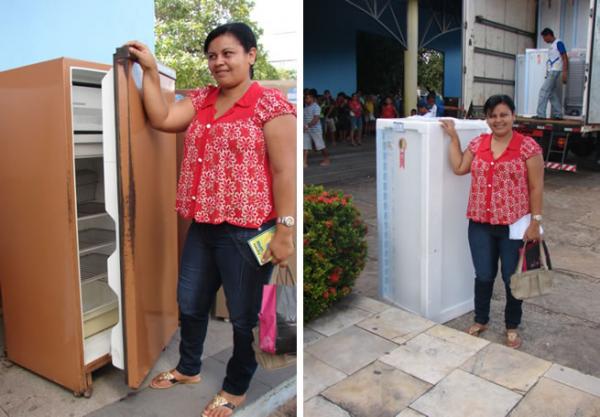 Francisca Elisandra da Silva Almeida com a geladeira velha e com a geladeira nova que recebeu durante a Caravana Agente Cepisa em Floriano(Imagem:Divulgação)