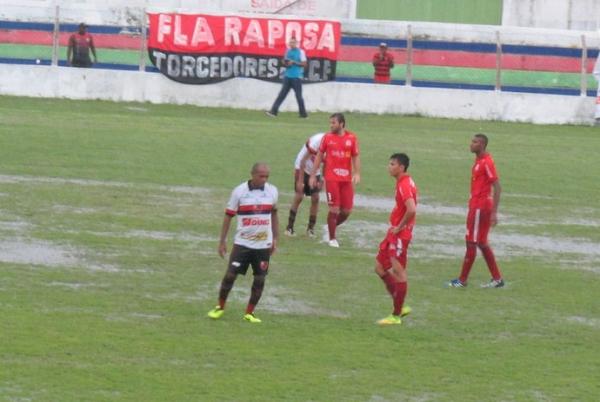 Debaixo de muita chuva, Caiçara segura empate diante do Flamengo-PI.(Imagem:Emanuele Madeira/GLOBOESPORTE.COM)