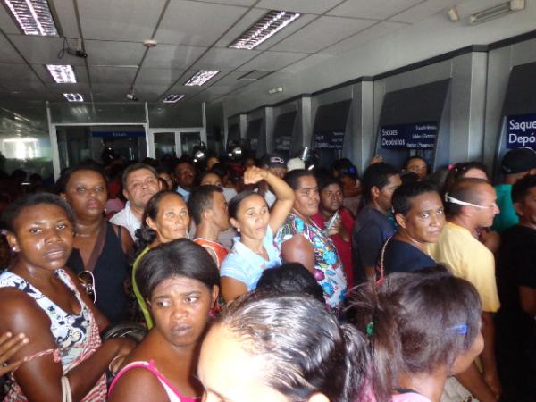 Falso boato sobre Bolsa Família causou tumulto em Floriano.(Imagem:FlorianoNews)