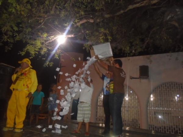 Moradora da Rua Fernando Marques ganha carro na rifa da Paróquia Nossa Senhora das Graças.(Imagem:FlorianoNews)