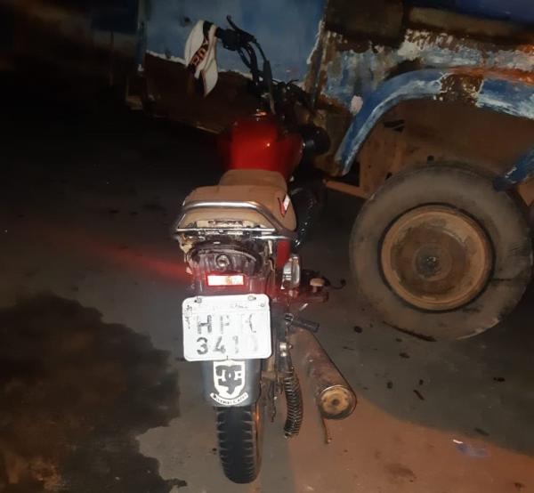 Jovem morreu após colidir motocicleta em caminhão que estava estacionado, em União, no Piauí(Imagem:Reprodução)