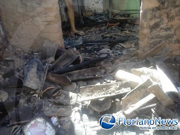 Mulher pede ajuda ap&oacute;s perder tudo em inc&ecirc;ndio criminoso em Floriano.(Imagem:FlorianoNews)