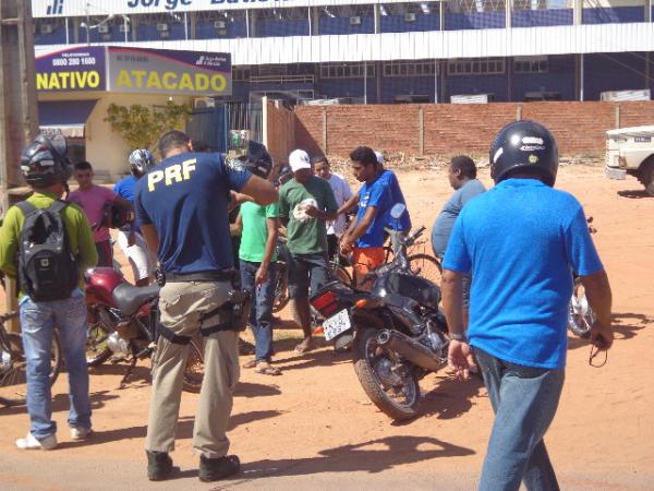 Acidente com duas motos deixa motociclistas feridos.(Imagem:FlorianoNews)