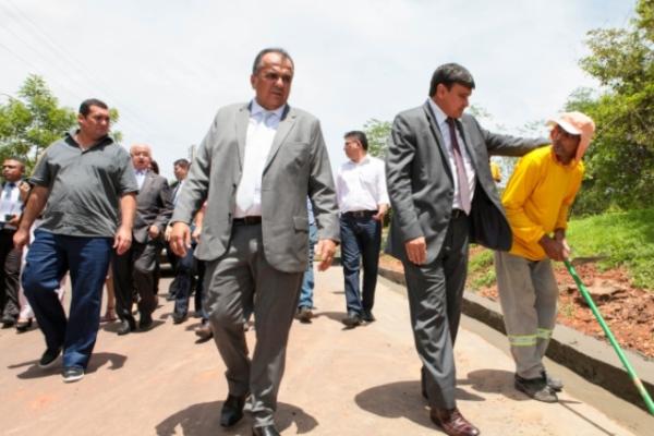 Governador visita obras de pavimentação asfaltica.(Imagem:Jorge Henrique Bastos)
