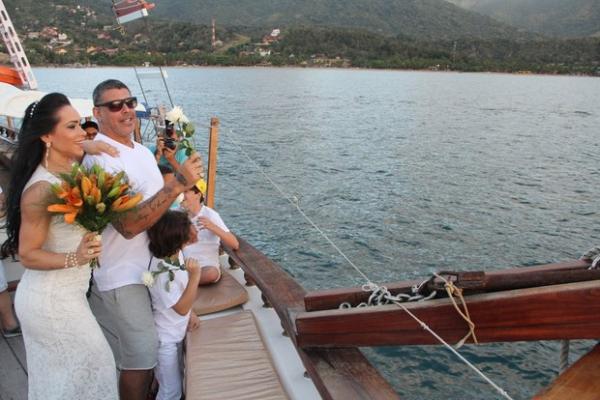 Alexandre e Fabiana Frota jogam flores no mar junto com Enzo.(Imagem:Rodrigo dos Anjos/Ag News)