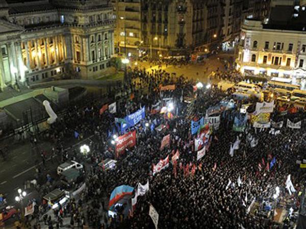 Argentinos se reúnem em frente ao prédio do Congresso, em Buenos Aires, durante votação da lei que permite casamentos entre pessoas do mesmo sexo no país. (Imagem:AFP )