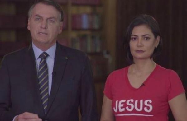 Em mensagem de Natal, Bolsonaro diz que ano acaba 