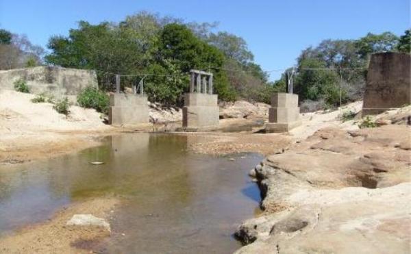 Morador reclama de ponte com construção parada em Francisco Ayres.(Imagem:Everaldo Oliveira)