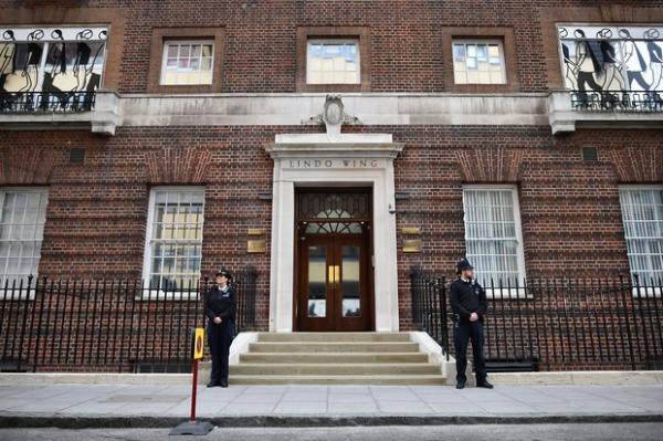 Policiais vigiam entrada principal da ala Lindo do hospital St Mary, em Londres.(Imagem:AFP)