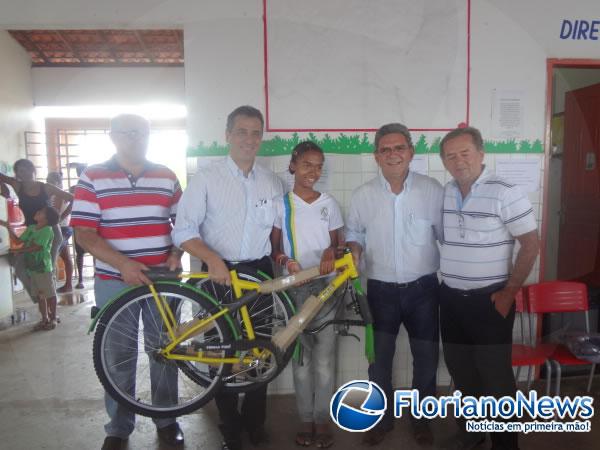 Entrega de bicicletas na localidade Tabuleiro do Mato.(Imagem:FlorianoNews)