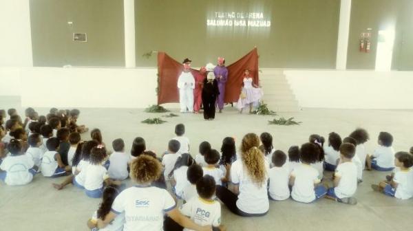 Crianças da educação infantil participam de espetáculo de teatro na arena SESC.(Imagem:FlorianoNews)