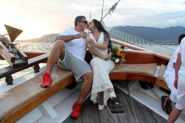 O beijo de Alexandre Frota e Fabiana.(Imagem:Rodrigo dos Anjos/Ag News)
